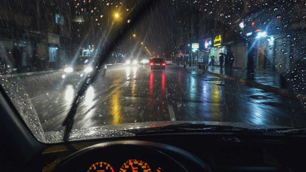 رانندگی-در-شب-هنگام-بارندگی